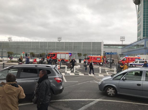 EKTAKTO - Παρίσι: Πυροβολισμοί στο αεροδρόμιο Ορλί - Νεκρός ο Δράστης
