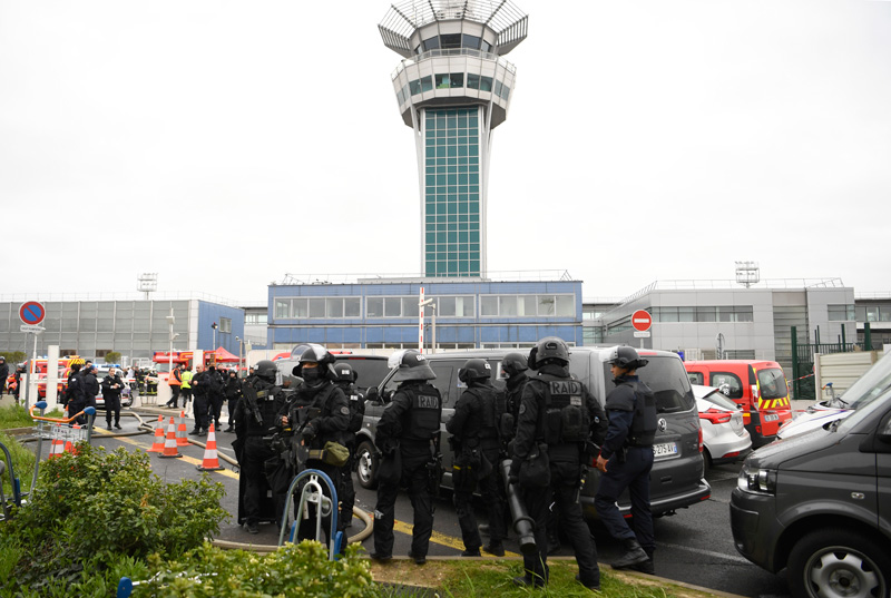Παρίσι: Σε κατάσταση συναγερμού η Γαλλία - Είχε προηγηθεί πυροβολισμός αστυνομικού σε άλλο σημείο