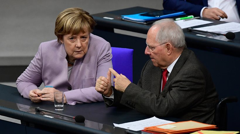 Spiegel: Το ναδίρ της σχέσης Μέρκελ-Σόιμπλε ήταν όταν απέσυρε το σχέδιό του για την Ελλάδα
