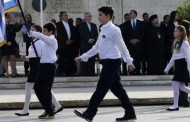 Μαθητική παρέλαση στην Αθήνα: Παραδοσιακές στολές, μαντίλες και τουρίστες (Φωτογραφίες)