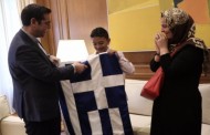 Ο Αμίρ συναντήθηκε με τον Τσίπρα στο Μαξίμου και ... κράτησε την ελληνική σημαία!