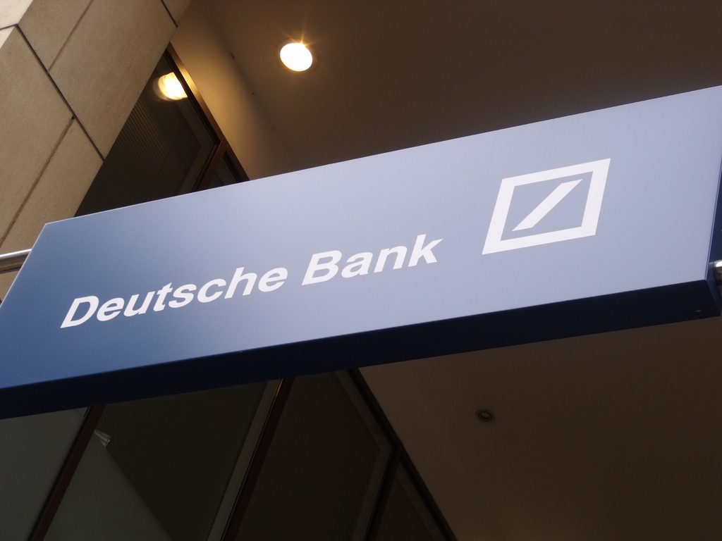 Μέρκελ: «Προσωρινά τα προβλήματα της Deutsche Bank – Χαλαρώνουν οι δεσμεύσεις