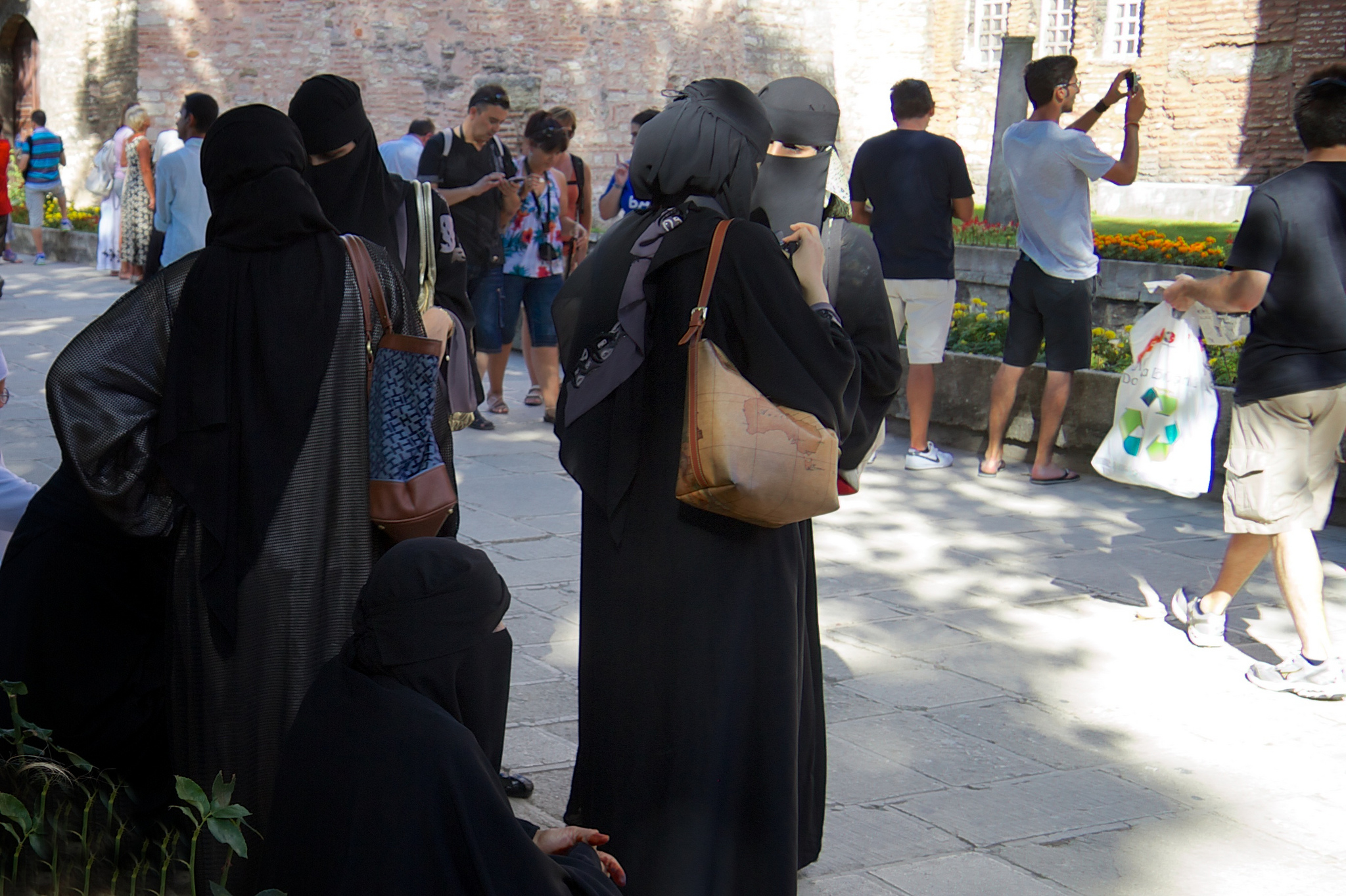 Γιατί η Μέρκελ θέλει να απαγορεύσει τη μπούρκα στη Γερμανία; Σε ποιες άλλες ευρωπαϊκές χώρες έχει απαγορευτεί