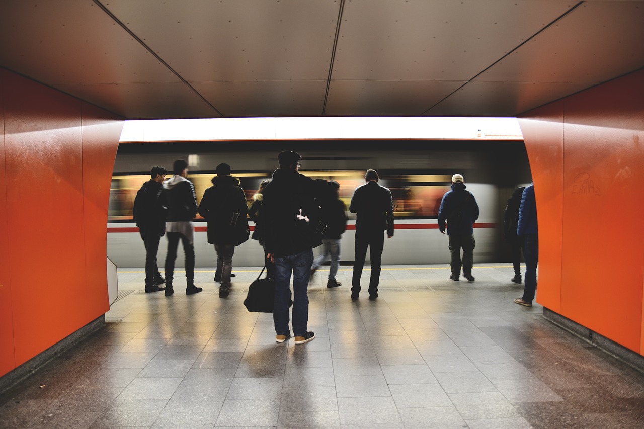 Berlin: H Deutsche Bahn θέλει να βάλει, για λόγους ασφαλείας, κάμερες παρακολούθησης στα τρένα