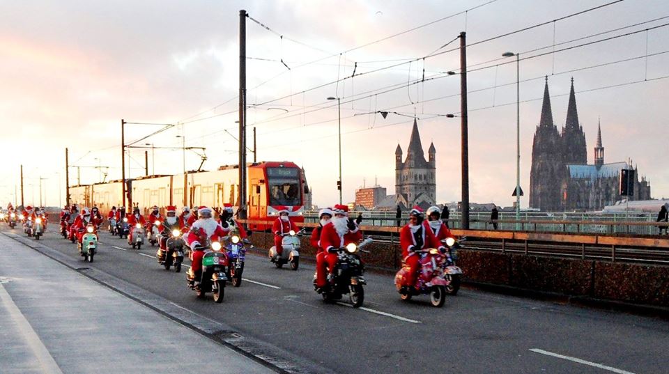 Köln: Αη Βασίληδες παρελάζουν με τις Vespa τους στην πόλη για καλό σκοπό!