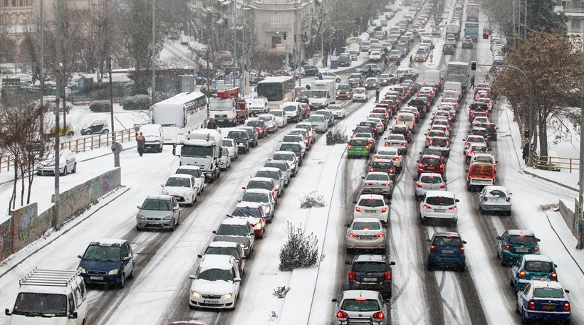 Εφιαλτικές ώρες για χιλιάδες εγκλωβισμένους οδηγούς στη Θεσσαλονίκη