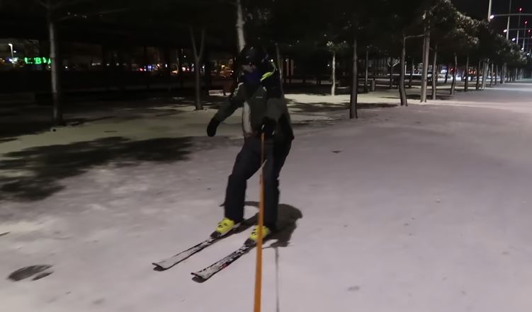 Αυτοί οι τύποι αποφάσισαν να κάνουν σκι στην παραλία της Θεσσαλονίκης και το κατέγραψαν σε βίντεο