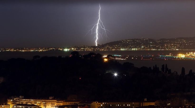 Γαλλία: Οι θυελλώδεις άνεμοι βύθισαν στο σκοτάδι 250.000 νοικοκυριά