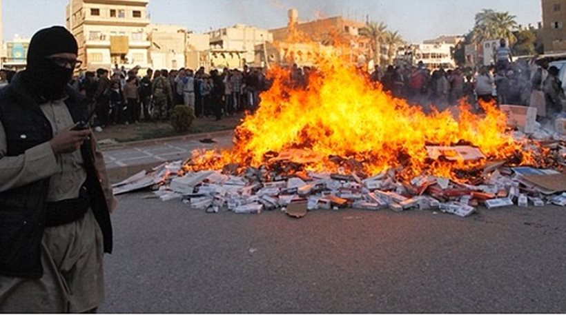 Φρίκη: Τζιχαντιστές σταύρωσαν δύο άνδρες επειδή έφεραν τσιγάρα στη Μοσούλη