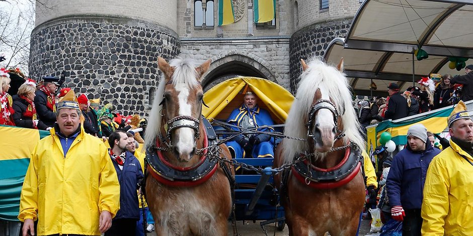 Köln: Ατύχημα κατά τη διάρκεια του Rosenmontagszug – Σωριάστηκε άλογο και τραυματίστηκε ο αναβάτης