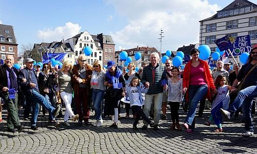 Düsseldorf: Το „Pulse of Europe“ χόρεψε συρτάκι στην πλατεία Burgplatz