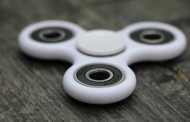 „Fidget Spinners“: Ποιο είναι αυτό το παιχνίδι που έχει σπάσει τα ταμεία στη Γερμανία … και όχι μόνο; (video)