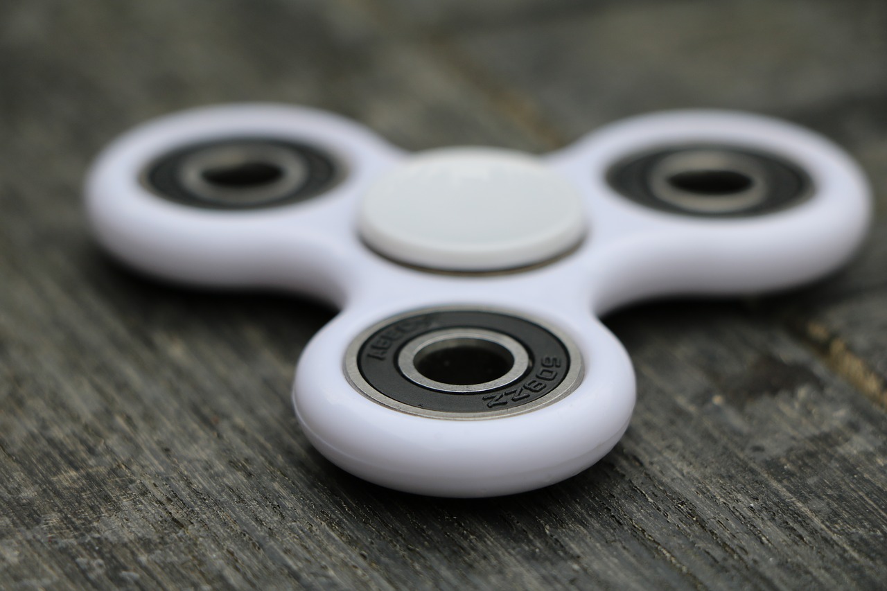 „Fidget Spinners“: Ποιο είναι αυτό το παιχνίδι που έχει σπάσει τα ταμεία στη Γερμανία … και όχι μόνο; (video)