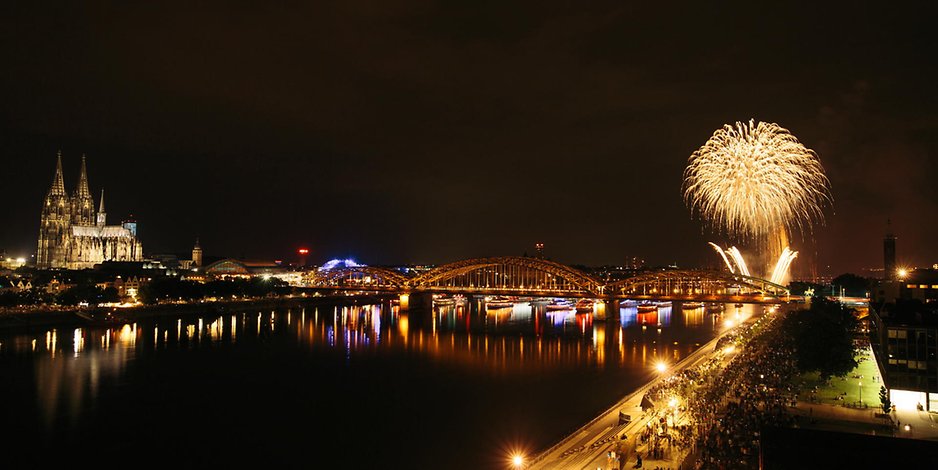 Kölner Lichter! Έλαμψαν οι ουρανοί της Κολωνίας - Φαντασμαγορικό θέαμα πυροτεχνημάτων και εφέ