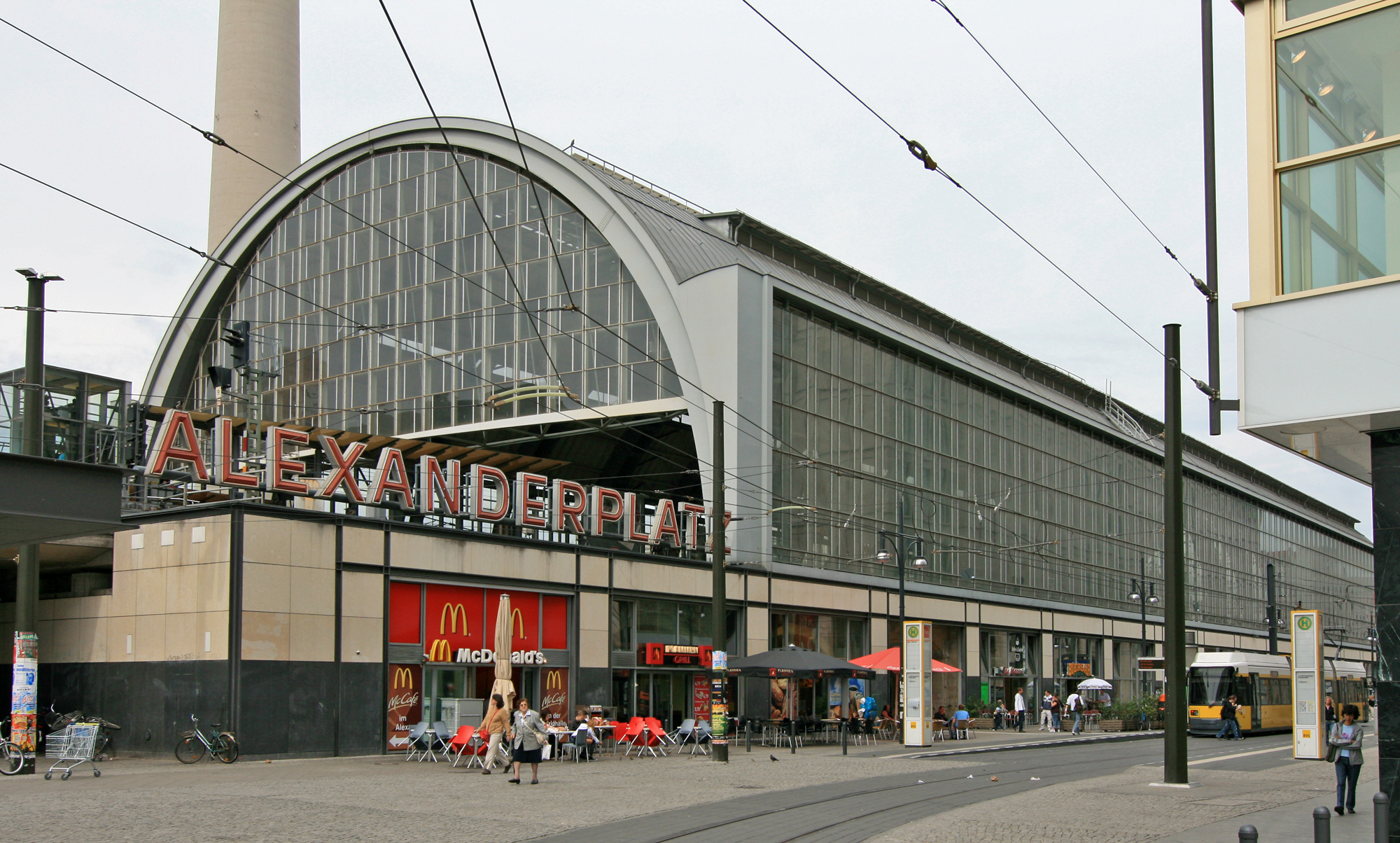 Τρόμος στο σιδηροδρομικό σταθμό Alexanderplatz - Συμμορίες μαχαίρωσαν νεαρούς