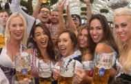 Oktoberfest: Αστυνομικοί διέσωσαν μωρό από Αμερικανούς γονείς που είχαν λιποθυμήσει από το μεθύσι