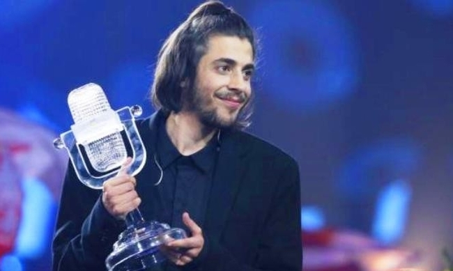 Δύσκολες ώρες για το νικητή της Eurovision- Δίνει «μάχη» για τη ζωή του