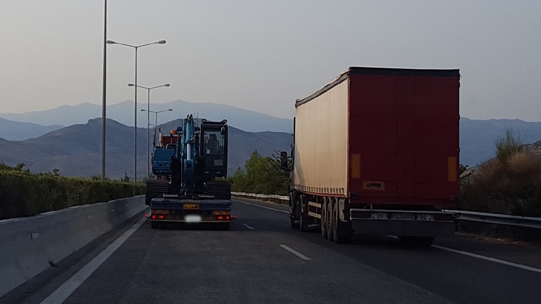 Τέτοιες προσπεράσεις μόνο στην Ελλάδα βλέπουμε...