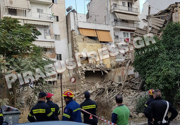 Κατέρρευσε κτίριο στον Πειραιά - Έρευνα για εγκλωβισμένους