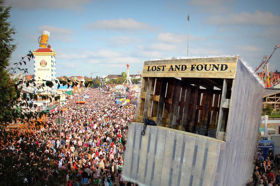 Γερμανία: Το Oktoberfest τελείωσε – Δείτε τα πιο απίστευτα πράγματα που έχασαν οι επισκέπτες στο χώρο της γιορτής