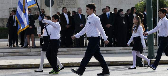 Μαθητική παρέλαση στην Αθήνα: Παραδοσιακές στολές, μαντίλες και τουρίστες (Φωτογραφίες)