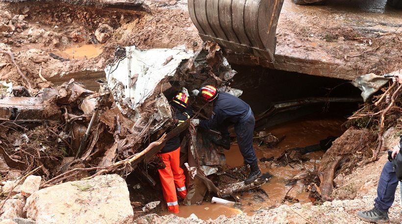 Στους 19 οι νεκροί από τις πλημμύρες στη Μάνδρα - Δύο σοροί βρέθηκαν στη θάλασσα