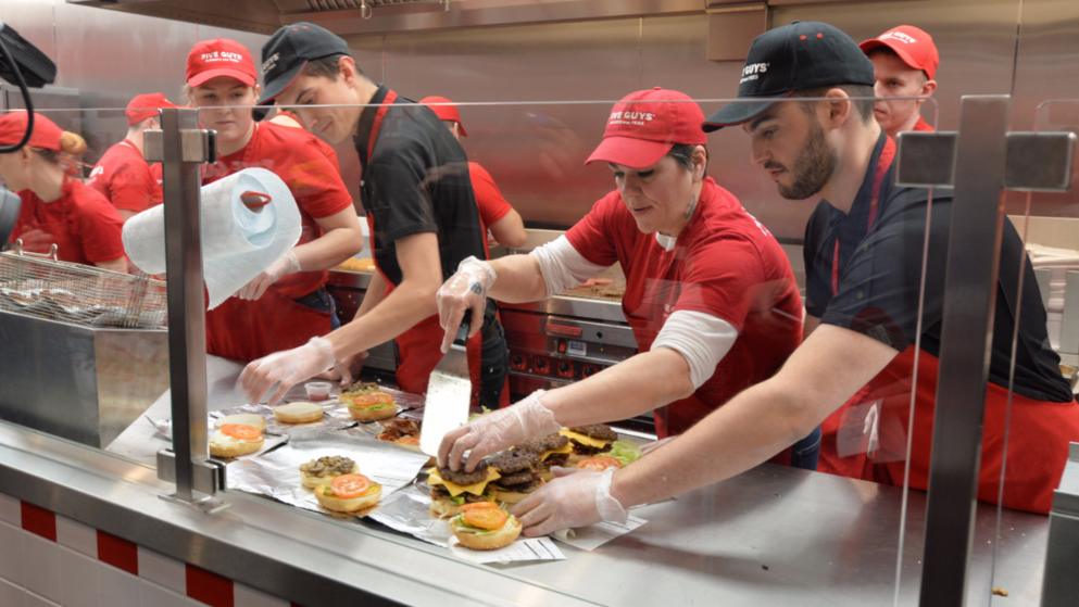 Φρανκφούρτη: Άνοιξε το πρώτο κατάστημα „FIVE GUYS“